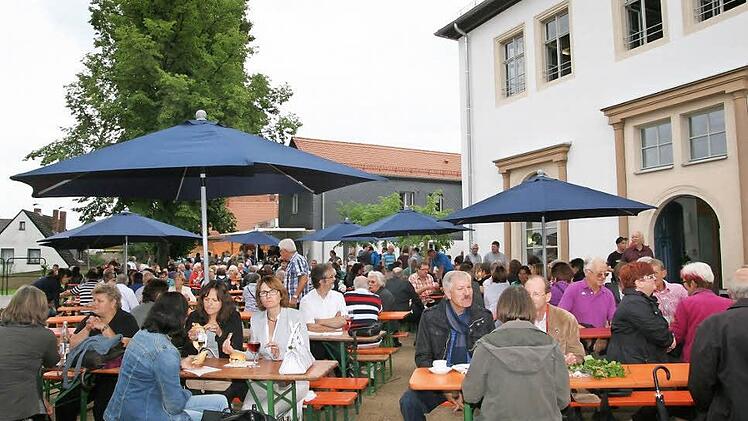 Der Schlossgarten lädt zum Verweilen ein: Bei der Einweihungsfeier träumten die Gäste schon von Weihnachtsmarkt oder Weinfest rund ums Schloss Sassanfahrt.  Foto: Werner Baier