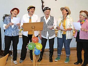 Das Seniorenclub-Team, verkörpert durch (von links) Elisabeth Zimmermann, Hildegund Müller, Brigitte Geheeb, Lydia Hessenauer und Elfriede Göpfert, sang zur Einstimmung Selbstgedichtetes. Foto: Helmut Kistner