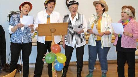 Das Seniorenclub-Team, verkörpert durch (von links) Elisabeth Zimmermann, Hildegund Müller, Brigitte Geheeb, Lydia Hessenauer und Elfriede Göpfert, sang zur Einstimmung Selbstgedichtetes. Foto: Helmut Kistner