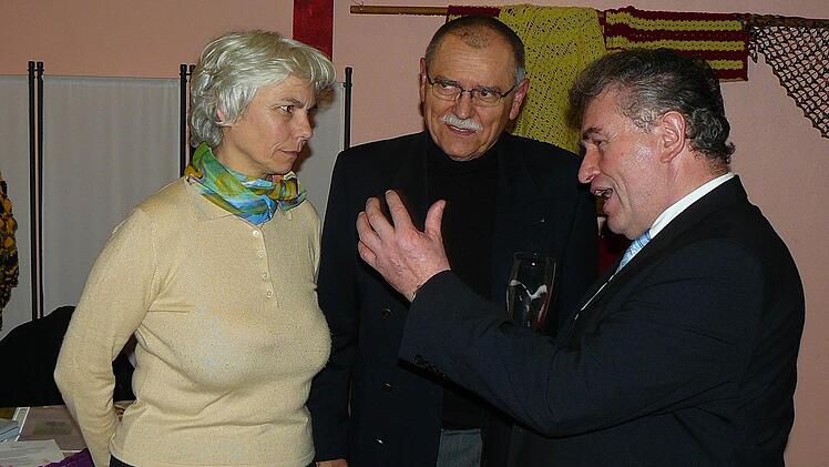 Bürgermeister Siegfried Beyer (rechts) im Gespräch mit Carmin und Aenn Renee Pelz.