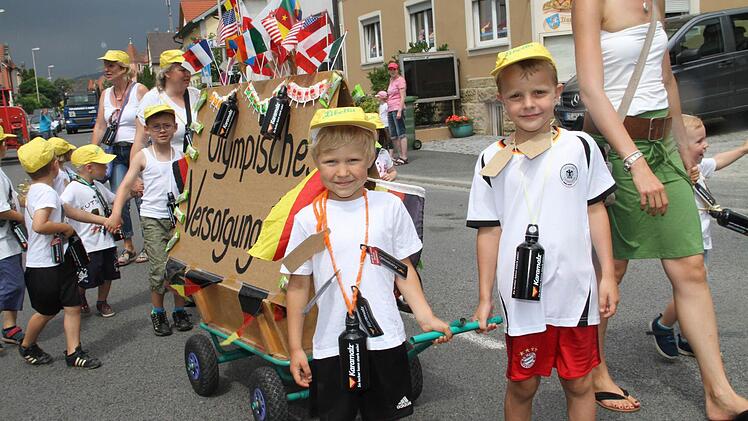 Auch ein Olympisches Versorgungsteam hatte sich in den Zug eingereiht.  Foto: Gerda Völk