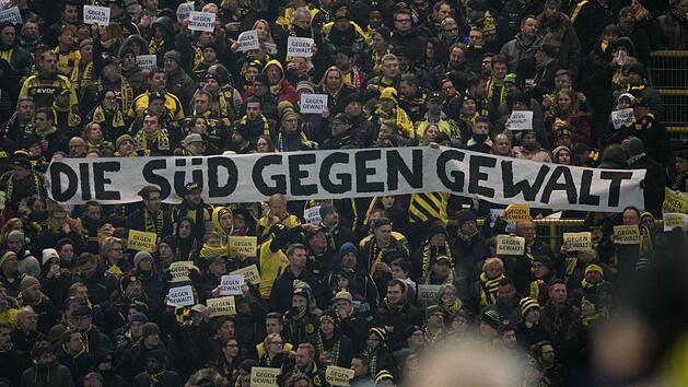 Dortmunds Fans sprechen sich gegen Gewalt aus . Auf Twitter reagieren Fu&szlig;ballfans mit Humor auf die vom DFB geforderten Strafen. Foto: Bernd Thissen/dpa