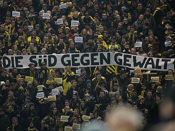 Dortmunds Fans sprechen sich gegen Gewalt aus . Auf Twitter reagieren Fußballfans mit Humor auf die vom DFB geforderten Strafen. Foto: Bernd Thissen/dpa