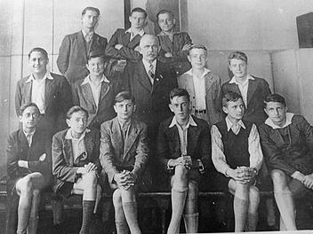 Norbert Kittel als Gymnasiast (links oberste Reihe) mit einem Teil seiner Klasse, kurz bevor die Schüler als Flakhelfer eingezogen wurden Foto: p