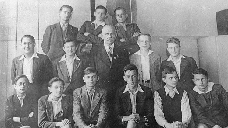 Norbert Kittel als Gymnasiast (links oberste Reihe) mit einem Teil seiner Klasse, kurz bevor die Schüler als Flakhelfer eingezogen wurden Foto: p