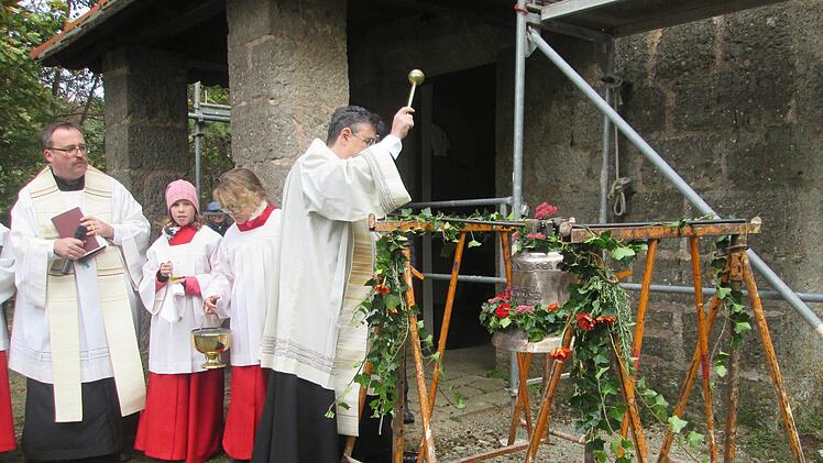 Dekan Michael Krammer segnete und salbte das neue Geläut der Kohlenbergkapelle.  Winfried Ehling