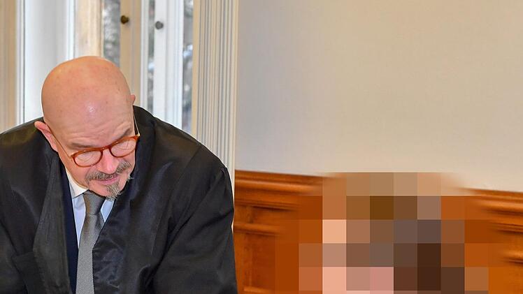 Der verurteilte 25-Jährige (rechts) mit Rechtsanwalt Thomas Skapczyk Foto: Ronald Rinklef