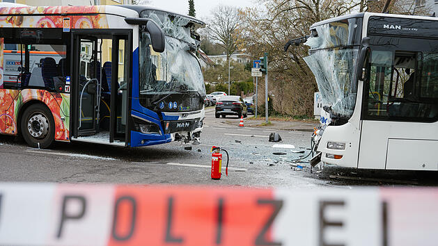 Saarbrücken: Mehr als 30 Verletzte bei heftigem Bus-Crash - darunter zahlreiche Kinder