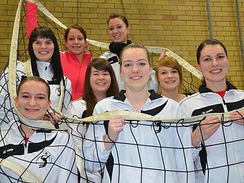Vom Volleyballsport gefangen sind die Damen des TSV Wollbach: Unser Bild zeigt (vorne, von links) Nadine Straub, Vanessa Voll, Stefanie Straub, Lisa Hartmann und Stefanie Zwiefel sowie (hinten, von links) Caro Fischer, Vera Müller und Kristin Markart. Zur Meisterschaft gehören auch Trainer Wieslaw Karwacki, Michaela Zwiefel, Julia Heuler, Heike Dittrich, Verena Piatek und Sabrina Urschlechter. Foto: Jürgen Schmitt