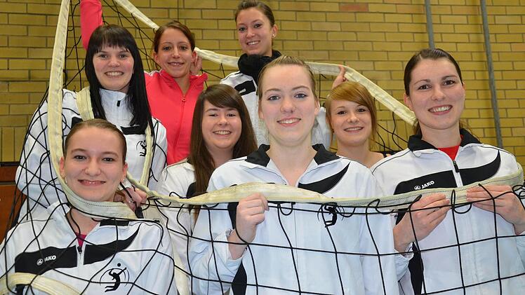 Vom Volleyballsport gefangen sind die Damen des TSV Wollbach: Unser Bild zeigt (vorne, von links) Nadine Straub, Vanessa Voll, Stefanie Straub, Lisa Hartmann und Stefanie Zwiefel sowie (hinten, von links) Caro Fischer, Vera Müller und Kristin Markart. Zur Meisterschaft gehören auch Trainer Wieslaw Karwacki, Michaela Zwiefel, Julia Heuler, Heike Dittrich, Verena Piatek und Sabrina Urschlechter. Foto: Jürgen Schmitt