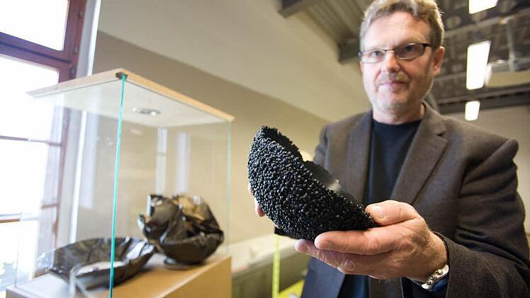 Prof. Gerhard Kampe mit Kunststoffschüsseln.