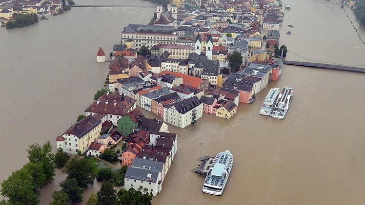 Land unter in Passau: Die Pegel sinken zwar langsam, doch die gesamte Altstadt steht komplett unter Wasser. Foto: Peter Kneffel, dpa