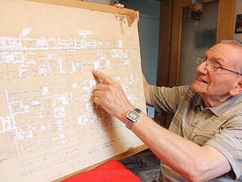 Friedrich Kratsch kennt jedes Grab, schließlich hat er jedes einzelne persönlich ausgemessen und in einen Plan eingezeichnet. Fotos: Nina Grötsch