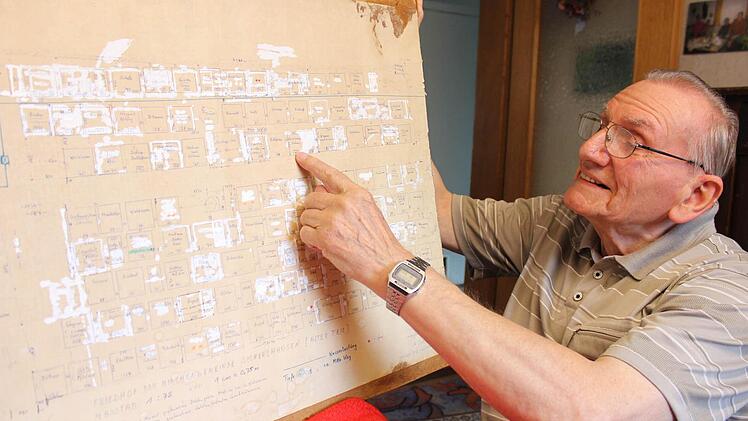 Friedrich Kratsch kennt jedes Grab, schließlich hat er jedes einzelne persönlich ausgemessen und in einen Plan eingezeichnet. Fotos: Nina Grötsch