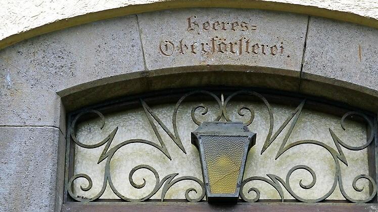 Der Stein erinnert an die Geschichte des früheren Amtsgebäudes.