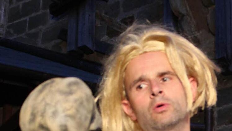 Nico Jilka beim Versuch mit dem berühmten Hamlet-Monolog. Foto: Klaus Klaschka