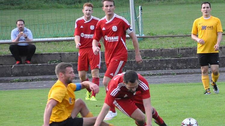 Die beiden Herrenmannschaften des TSV Weißenbrunn haben im Sommer den Aufstieg geschafft. Nach fünf beziehungsweise sechs Spielen haben sie jeweils einen Sieg errungen. Für das Kreisklassen-Team (rotes Trikots) gab es daheim nur Niederlagen, eine davon gegen den TSV Küps. Foto: Herbert Kalb
