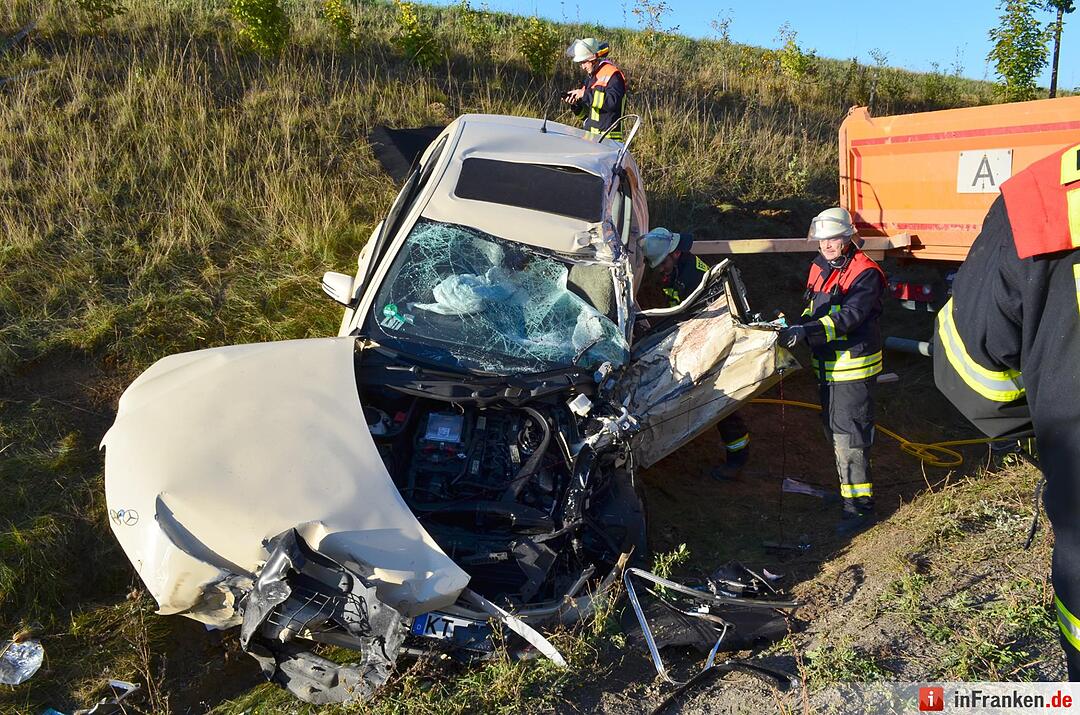 Lkw rammt Taxi auf B8