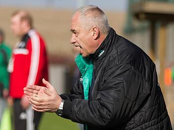 Werner Oßmann muntert seine Mannschaft am Spielfeldrand auf. Damit könnte es am Saisonende Schluss sein, denn der 58-jährige Thonberger will seine Trainerlaufbahn an den Nagel hängen. Foto: Heinrich Weiß