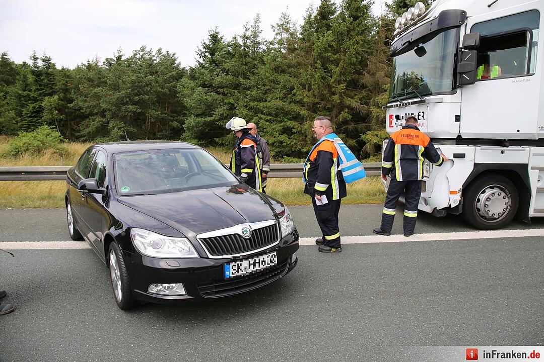 Lkw schleift Skoda vor sich her