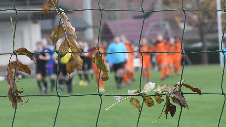 Herbstzeit-Stimmung beim Spiel des SC Diebach gegen die DJK Schondra (3:1). Foto: Hopf