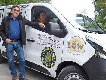 Franz Stein am neuen Bus des Sportvereins Foto: Carmen Schwind