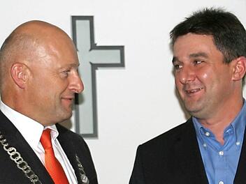 Der Bürgermeister Claus Schwarzmann (l.) vereidigt den Nachrücker Matthias Huberth.  Foto: Sylvia Hubele