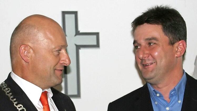 Der Bürgermeister Claus Schwarzmann (l.) vereidigt den Nachrücker Matthias Huberth.  Foto: Sylvia Hubele