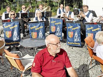 Die Kupferberger Stadtkapelle unterhielt die Gäste mit zünftigen Weisen. Foto: Klaus-Peter Wulf