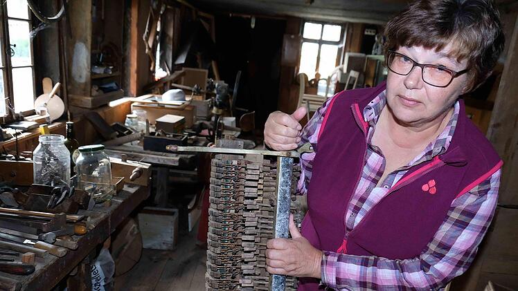 Das Schreinerhandwerk umfasste auch die Herstellung von Pianos, zeigte Ingrid Mützel auf.Gerd Schaar