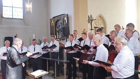 Der Männergesangverein "Cäcilia" Steinberg lädt zum Chorkonzert am kommenden Sonntag in die Pfarrkirche Steinberg. Das Bild stammt aus einem Vorjahr, als der Männerchor eine Soirée ebenfalls im Gotteshaus bereicherte. Foto: Heike Schülein/Archiv