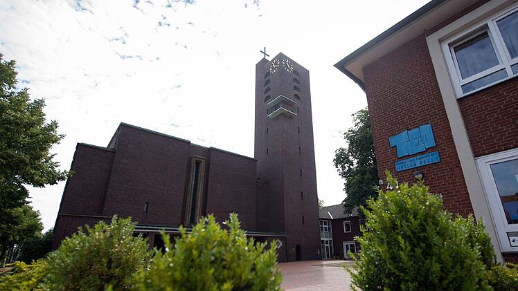 Eklat im Gottesdienst: Ein Pfarrer in Münster (NRW) sprach sich für Vergebung für Kinderschänder aus. Auf den Kirchenbänken saßen auch Missbrauchsopfer. Foto: Bernd Thissen/dpa