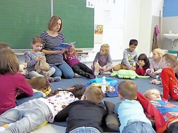 Susanne Gebhardt begeistert beim Lesenachmittag die erste Klasse