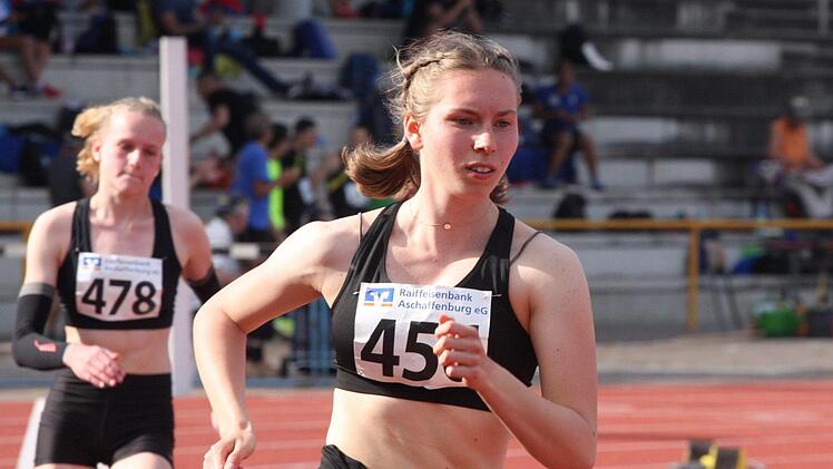 Elisa Eich (vorne) qualifizierte sich gleich in ihrem ersten Rennen über 400 Meter Hürden für die bayerischen Meisterschaften.