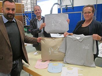 Ein neues Logo für den Markt, das die Zusammengehörigkeit stärkt und doch die Identität der Ortsteile erhält, präsentieren (von links) Alexander Porkristl, Bürgermeister Johannes Krumm und seine Stellvertreterin Christine Neeb-Wittmann.