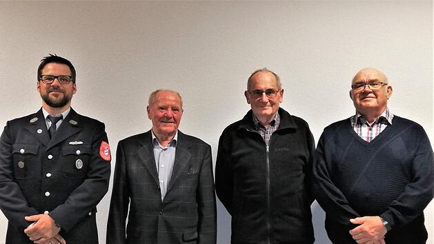 Für ihre langjährige Mitgliedschaft im Großenbracher Feuerwehrverein wurden vom Vorsitzenden Dominik Kutscher (von links) geehrt: Berthold Holzheimer und Albin Klöffel für 65 Jahre sowie Stefan Etzkorn für 50 Jahre