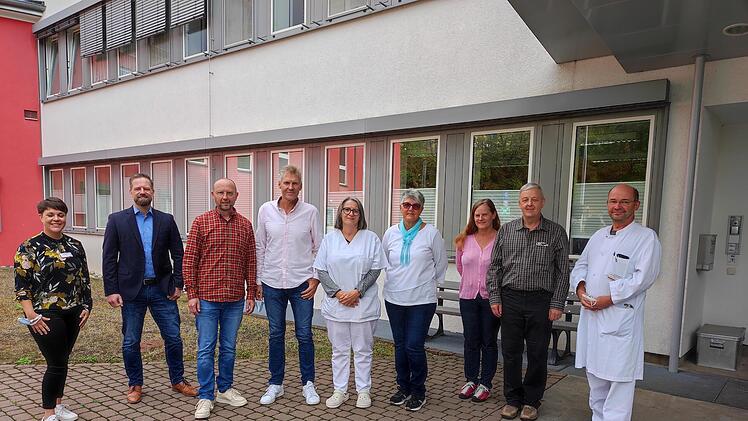 Den Jubilaren gratulieren Linda Kaiser (links), Betriebsleiter Martin Schleyer (2. von links) und der Ärztliche Direktor Dr. Bernd Seese (rechts). Foto: Annekatrin Höppner, Thoraxzentrum Bezirk Unterfranken