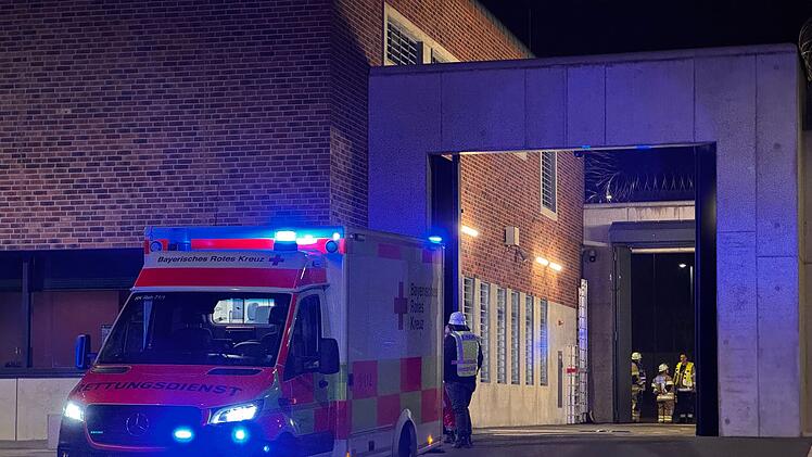 Brand in Abschiebehaftanstalt Hof - Rettungsdienst rückt mit Großaufgebot an