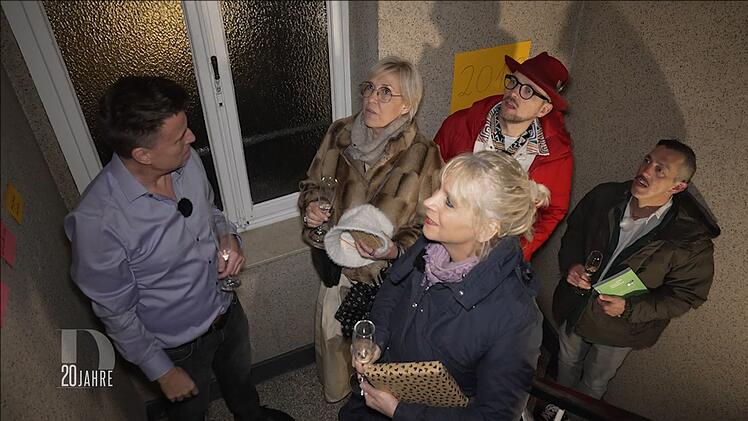 Katrin, Gunni, Ees und Moritz bekommen von Eik eine F&uuml;hrung im Treppenhaus durch 20 Jahre "Das perfekte Dinner".