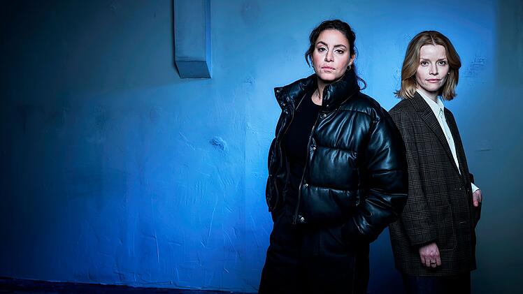Am 11. und 18. September nimmt im Zweiteiler "Tatort: Unter Freunden" und "Tatort: Unter Feinden" eine neue Kommissarin ihre Arbeit auf: Karoline Schuch (rechts) spielt die Polizeipsychologin Elli Krieger. Sie folgt Axel Milberg, der letztes Jahr in "Tatort"-Rente ging. In Kiel wird Schuch an der Seite von Almila Bagriacik als Mila Sahin ermitteln.