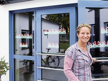 Regenbogen-Leiterin Anke Freund vor dem neu gestalteten Eingangsbereich Fotos: Michael Gründel