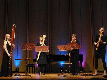 Das Quartet New Generation mit Heide Schwarz, Miako Klein, Petra Wurz und Susanne Fröhlich und mit jeder Menge Instrumenten. Foto: Ahnert