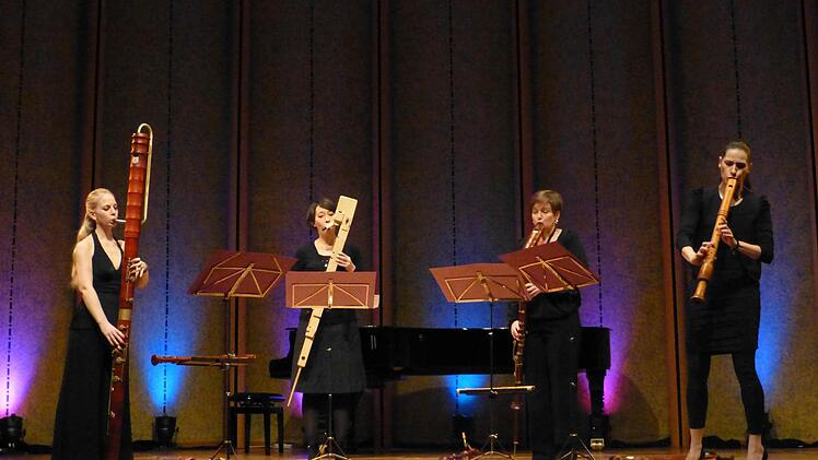 Das Quartet New Generation mit Heide Schwarz, Miako Klein, Petra Wurz und Susanne Fröhlich und mit jeder Menge Instrumenten. Foto: Ahnert