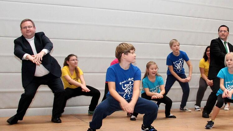 Bürgermeister Karsten Fischkal war beim Zumbatanz gefordert. Erst hat er über ein bewegendes Jahr gesprochen, nun musste er sich selber bewegen.