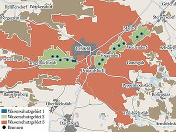 Das Wasserschutzgebiet soll nach den Plänen der Fernwasserversorgung Franken auf die rot markierte Fläche ausgedehnt werden.