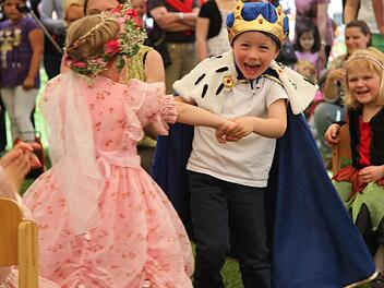 Die Melkendorfer Kindergartenkinder hatten viele Tänze und Singspiele für ihr Sommerfest vorbereitet. Foto: Sonja Adam