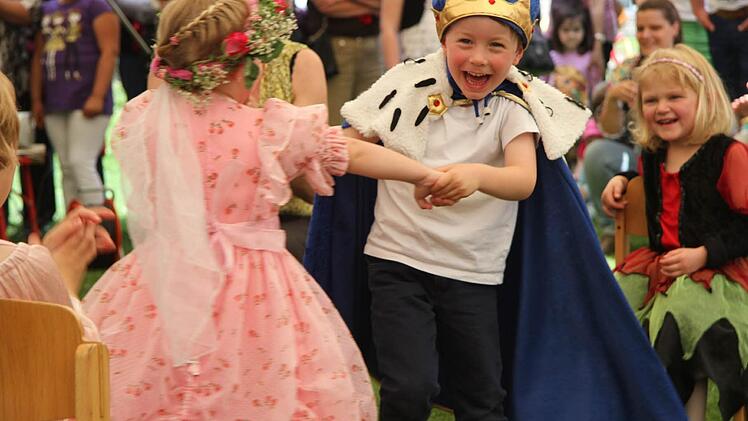 Die Melkendorfer Kindergartenkinder hatten viele Tänze und Singspiele für ihr Sommerfest vorbereitet. Foto: Sonja Adam