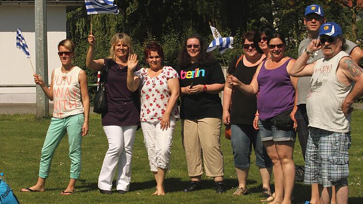 Auch die Fans feuerten am Spielfeldrand eifrig an. Foto: Günther Geiling