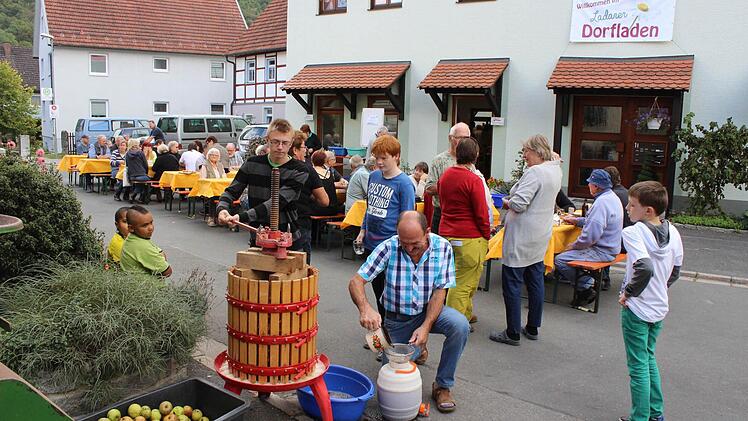 Ein Apfelmoster beim Erntedankmarkt und Weinfest