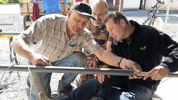 Michael Bötsch, Lothar Hillenbrand und Fabian Nöth bei der Montage des raffiniert konstruierten Treppengeländers.Foto: Arnold Nöth